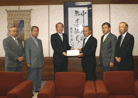 1市4町の首長から成田市長に合併協議申出書が渡されました